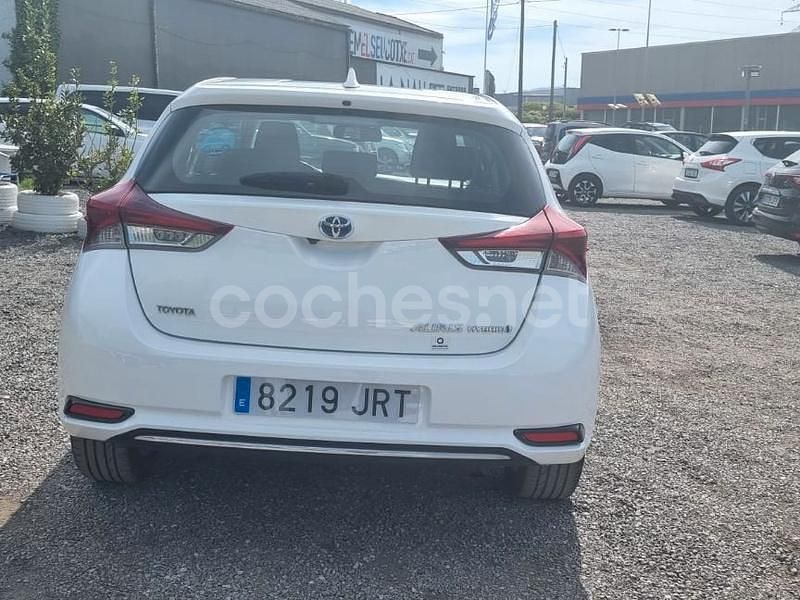 Usado Toyota Auris Hybrid Active 136 CV (100 kW) 2016 Blanco Berlina