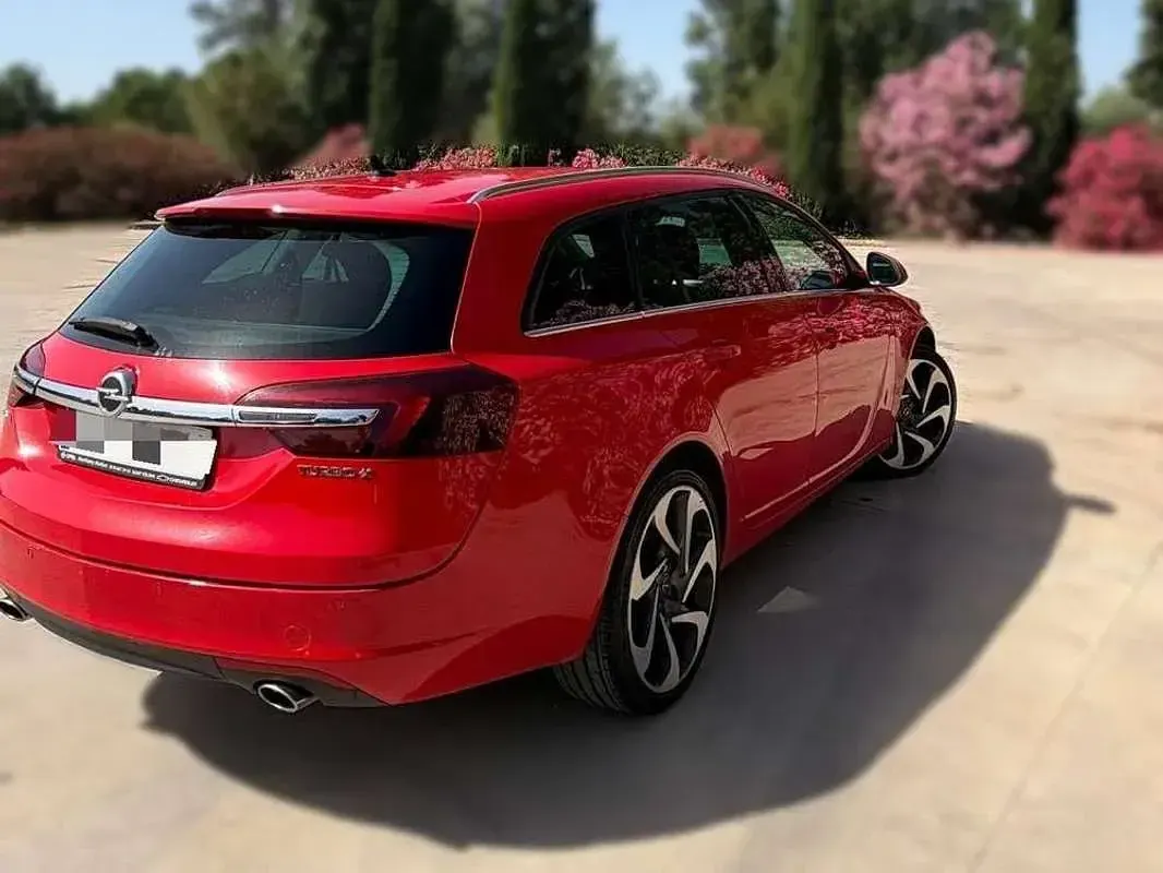 Usado Opel Insignia Sportive 250 CV (183 kW) 2015 Rojo Familiar