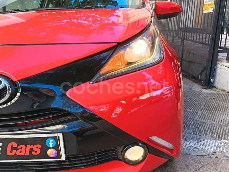 Usado Toyota Aygo X-play 69 CV (50 kW) 2015 Granate Utilitario