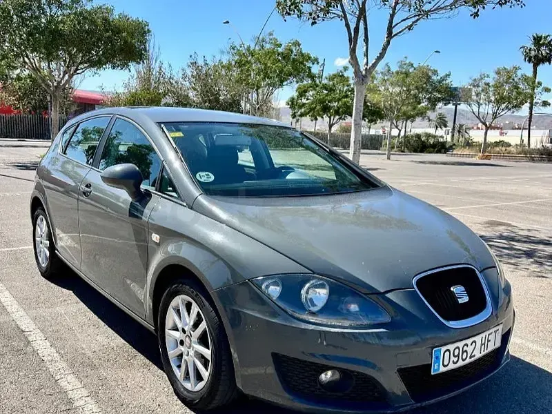 Usado Seat Leon Style 105 CV (77 kW) 2011 Gris / plata Utilitario