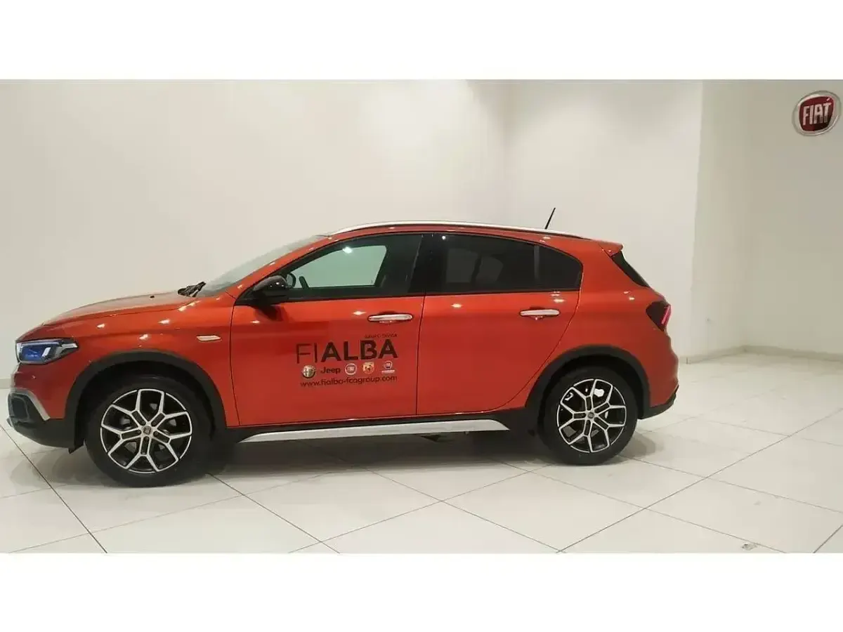 Usado Fiat Tipo Cross 101 CV (74 kW) 2020 Naranja Berlina