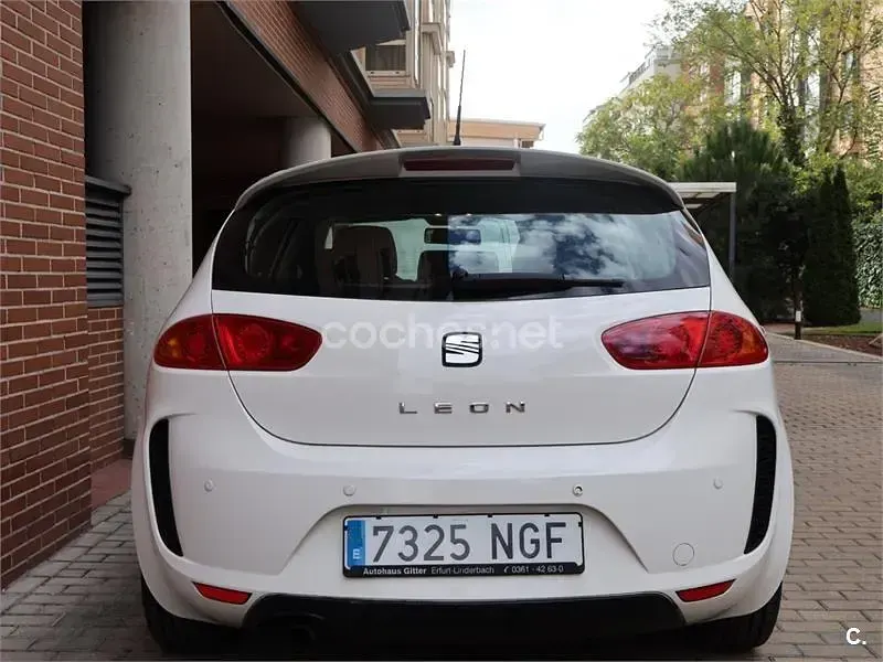 Usado Seat Leon Reference 105 CV (77 kW) 2013 Blanco Berlina