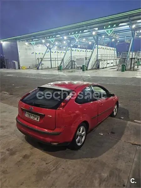 Usado Ford Focus Sport 115 CV (84 kW) 2005 Rojo Berlina