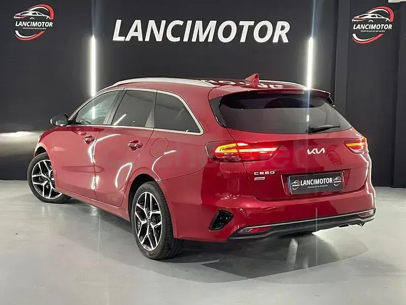 Usado Kia Ceed 120 CV (88 kW) 2023 Rojo Utilitario