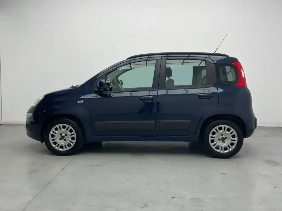 Usado Fiat Panda Lounge 69 CV (50 kW) 2017 Azul Utilitario