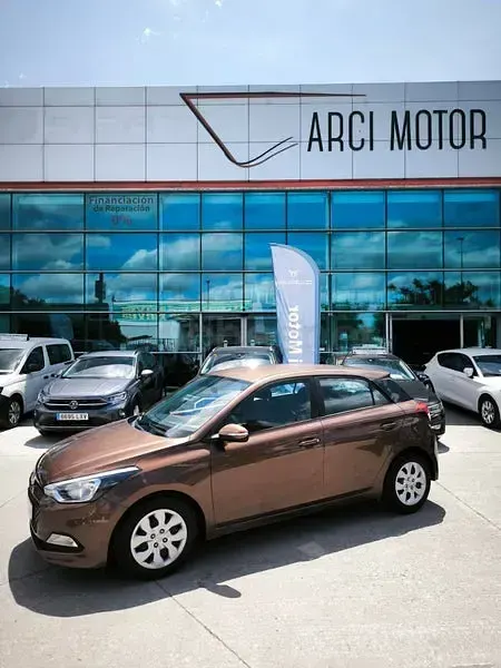 Usado Hyundai i20 75 CV (55 kW) 2017 Marrón Berlina