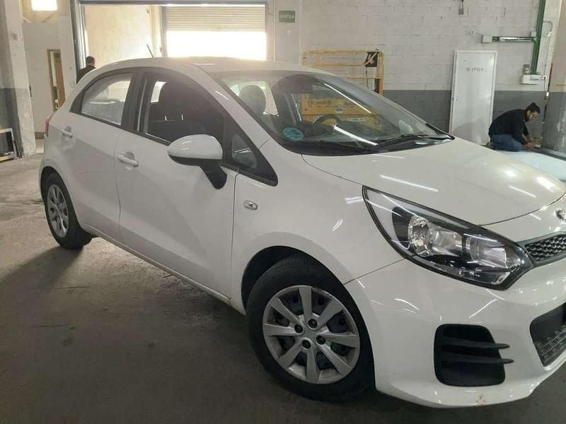 Usado Kia Rio 84 CV (61 kW) 2016 Blanco Utilitario