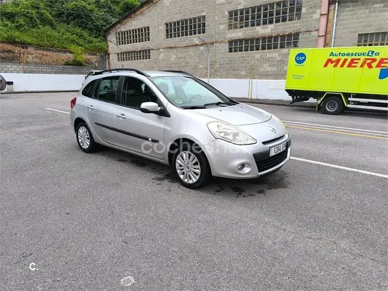 Usado Renault Clio Dynamique 85 CV (62 kW) 2010 Gris / plata Familiar
