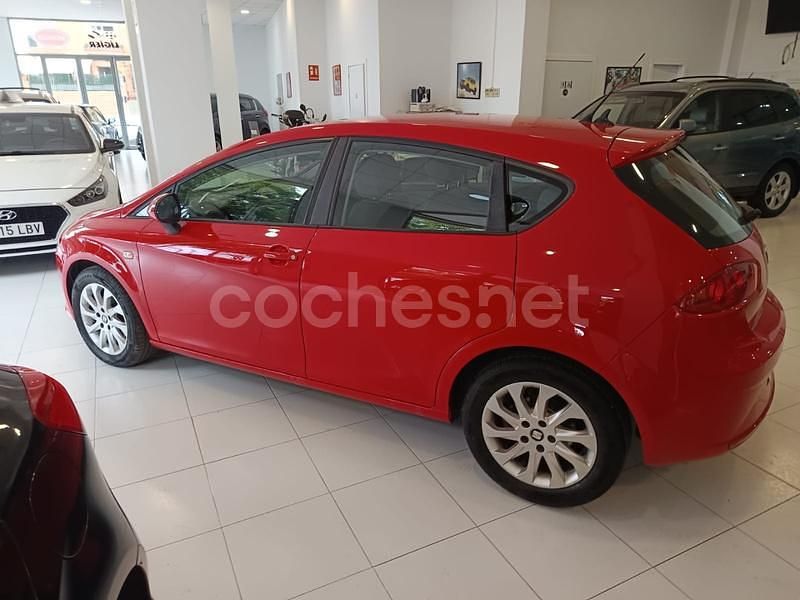 Usado Seat Leon Sport 140 CV (102 kW) 2010 Granate Berlina
