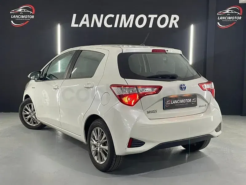 Usado Toyota Yaris Hybrid 100 CV (73 kW) 2020 Blanco Berlina