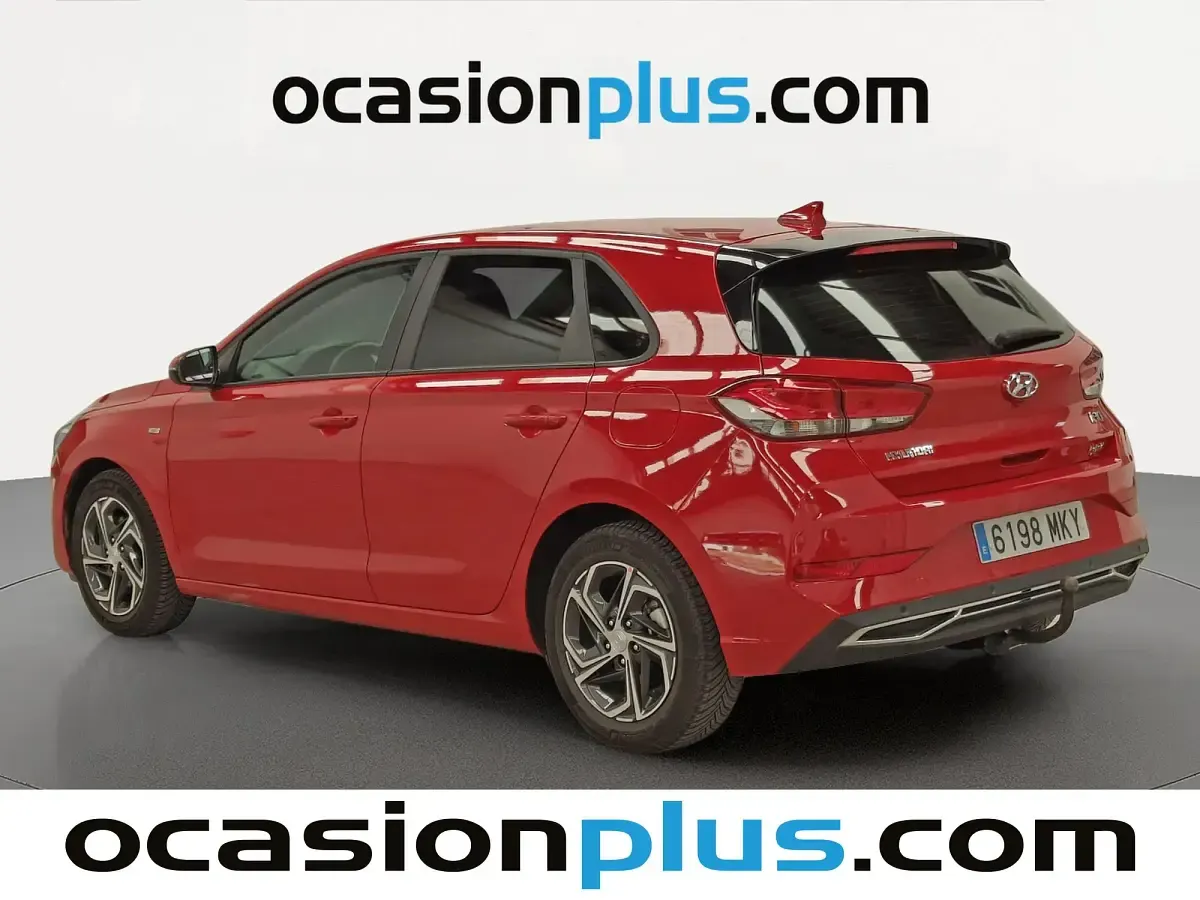 Usado Hyundai i30 120 CV (88 kW) 2023 Rojo Utilitario