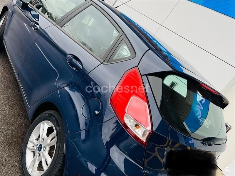 Usado Ford Fiesta Trend 100 CV (73 kW) 2015 Azul Berlina