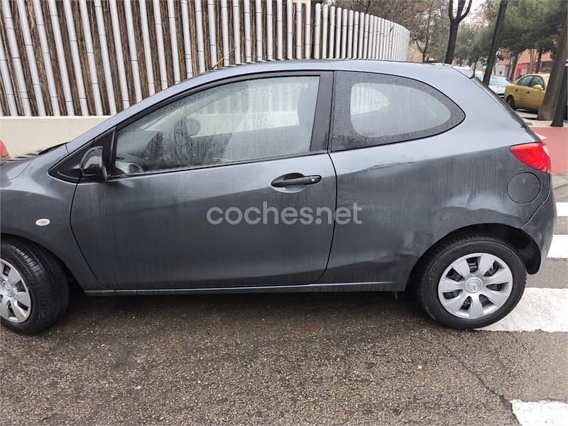 Usado Mazda 2 Active 75 CV (55 kW) 2009 Gris / plata Berlina
