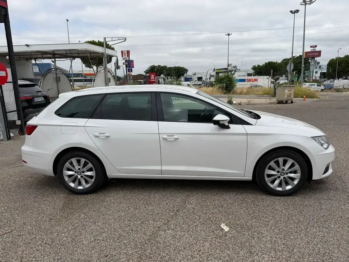 Usado Seat Leon Style 115 CV (84 kW) 2021 Blanco Familiar