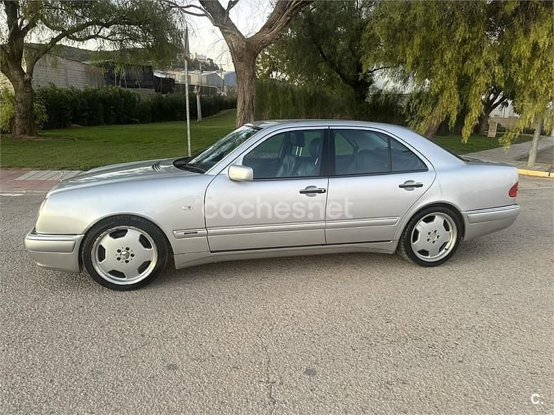 Usado Mercedes E55 AMG AMG 354 CV (260 kW) 1999 Gris / plata Berlina
