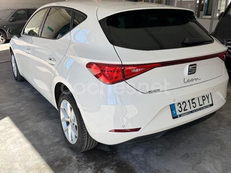 Używany Seat Leon Style 150 KM (110 kW) 2021 Biały Sedan/Limuzyna