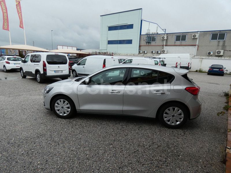 Usado Ford Focus Trend 95 CV (69 kW) 2021 Gris / plata Berlina