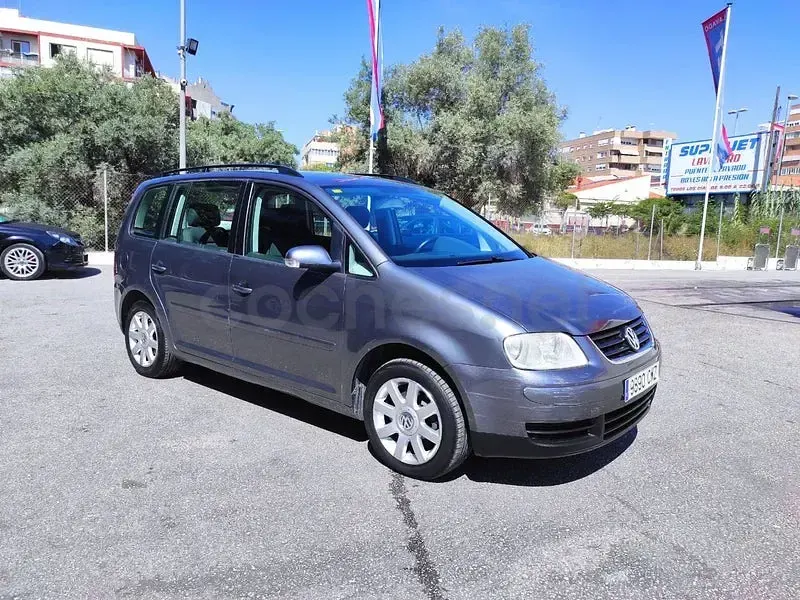 Usado VW Touran Advance 100 CV (73 kW) 2004 Gris / plata Monovolumen