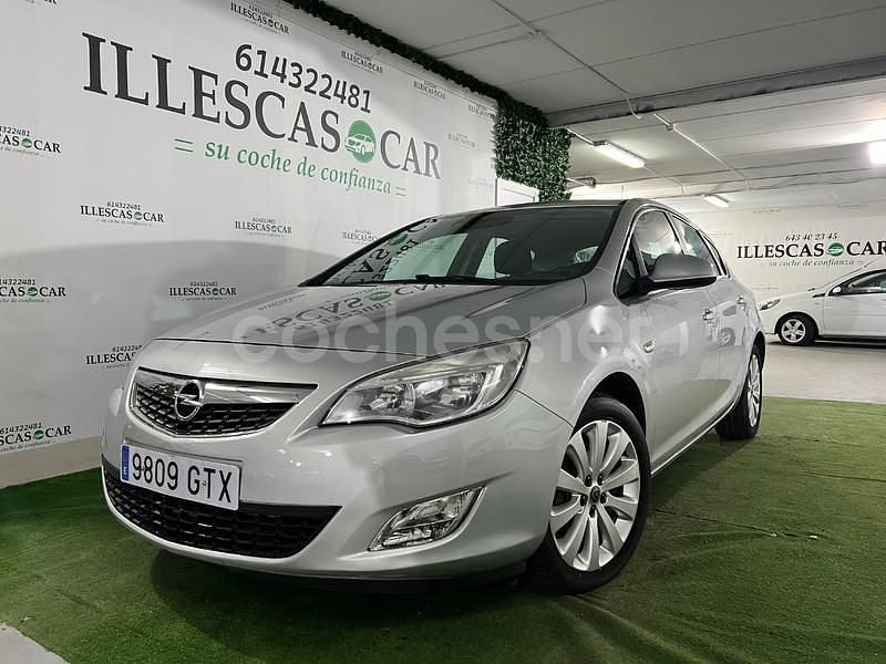 Gris / plata Usado 2010 Opel Astra Enjoy Berlina | 6499 € (Precio justo) - Imagen 1/4