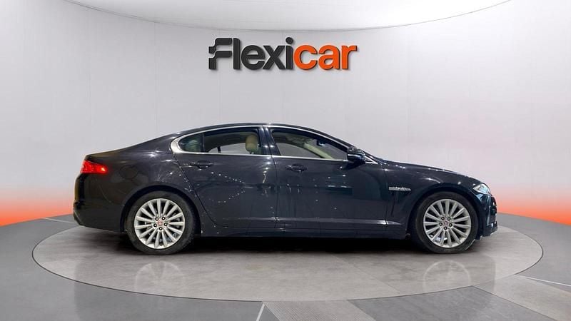 Usado Jaguar XF R-Sport 200 CV (147 kW) 2015 Negro Berlina
