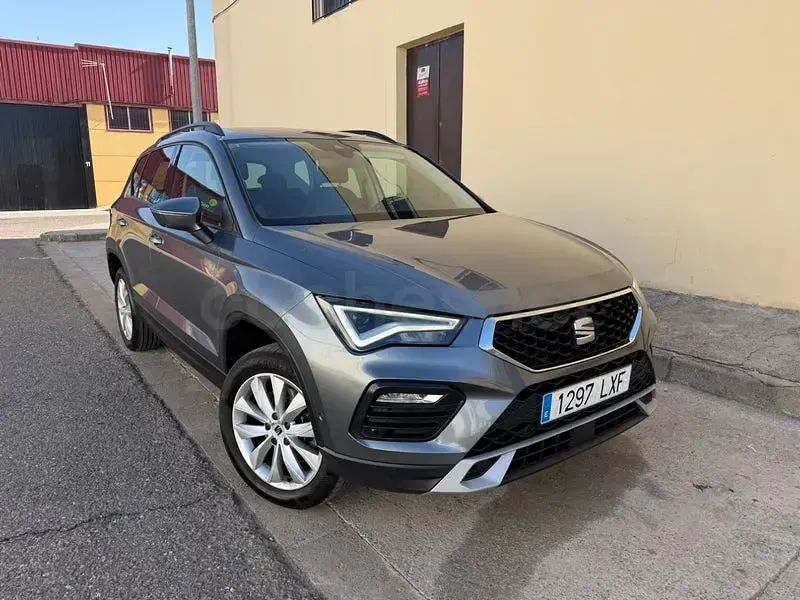 Usado Seat Ateca Style 150 CV (110 kW) 2022 Gris / plata SUV