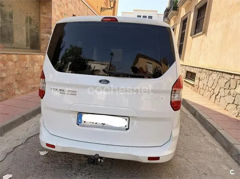 Usado Ford Tourneo Courier Trend 95 CV (69 kW) 2015 Blanco Monovolumen