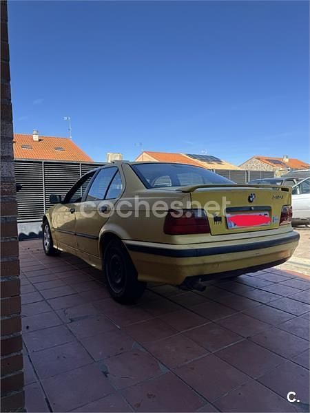 Usado BMW 318 115 CV (84 kW) 1991 Amarillo Berlina