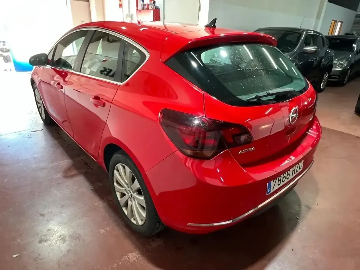 Usado Opel Astra Excellence 110 CV (80 kW) 2014 Rojo