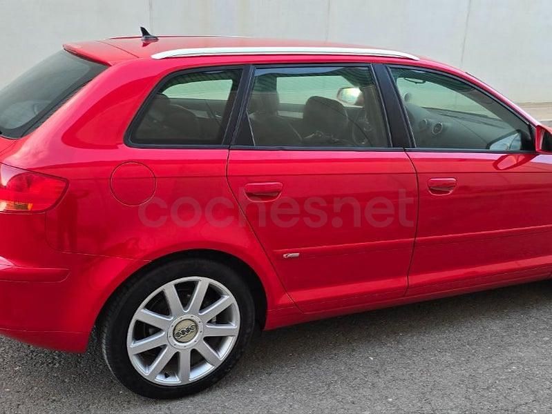 Usado Audi A3 Attraction 140 CV (102 kW) 2006 Rojo Utilitario