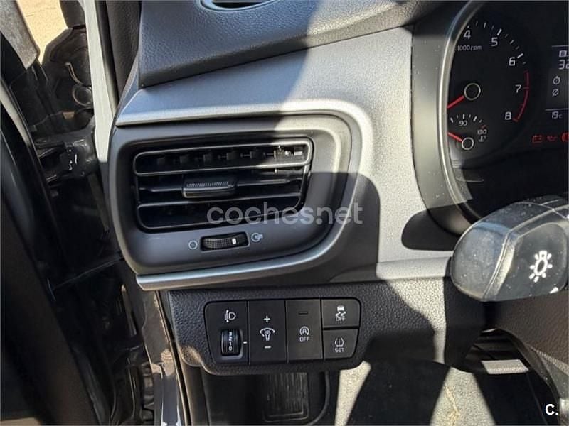 Usado Kia Stonic 84 CV (61 kW) 2023 Gris / plata SUV