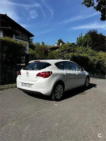 Usado Opel Astra Cosmo 110 CV (80 kW) 2011 Blanco Berlina