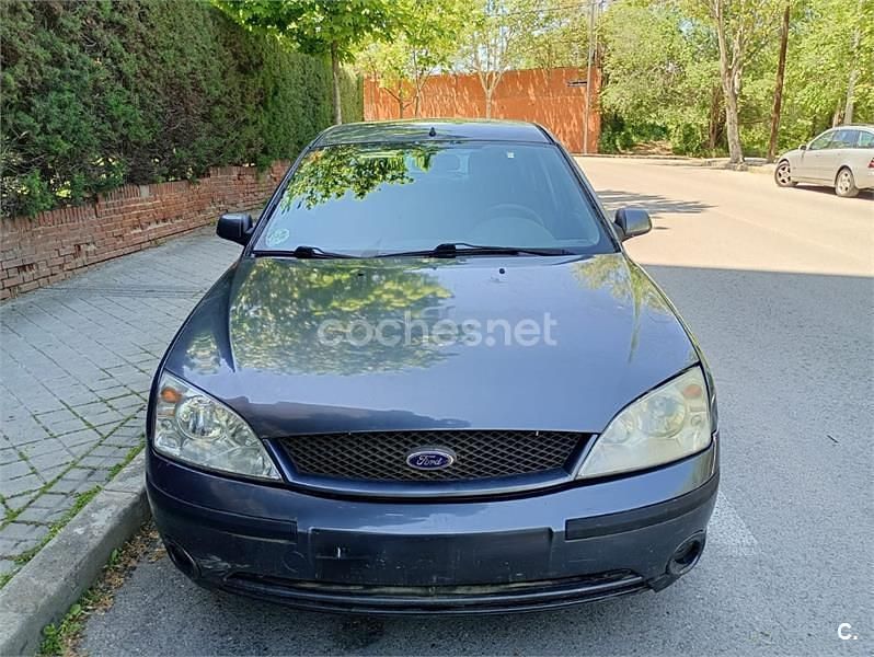 Usado Ford Mondeo Trend 125 CV (91 kW) 2002 Gris / plata Berlina