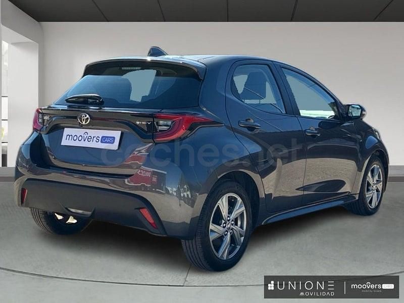 Usado Toyota Yaris Hybrid Active 116 CV (85 kW) 2024 Gris / plata Berlina