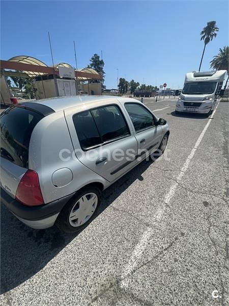 Usado Renault Clio II 90 CV (66 kW) 1999 Gris / plata Berlina