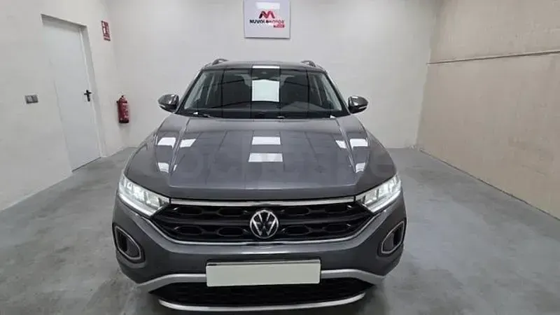 Usado VW T-Roc Life 115 CV (84 kW) 2022 Gris / plata SUV