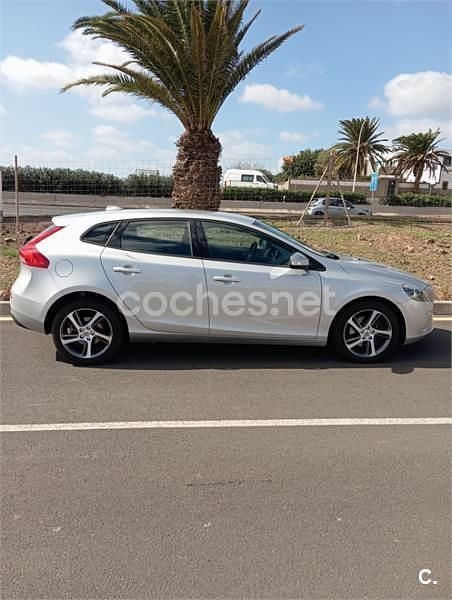 Usado Volvo V40 Kinetic 122 HP (89 kW) 2017 Cinzento Sedan