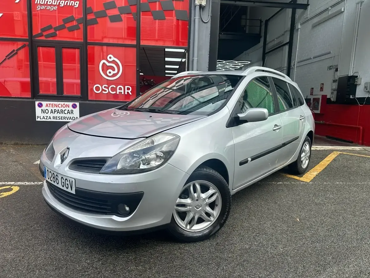 Usado Renault Clio II Dynamique 100 CV (73 kW) 2008 Gris