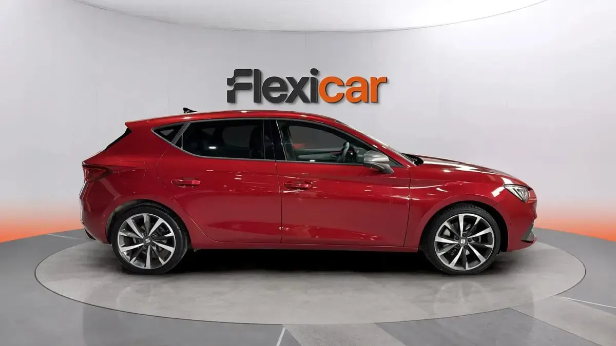 Usado Seat Leon FR 205 CV (150 kW) 2021 Granate Berlina