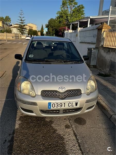 Gris / plata Usado 2003 Toyota Yaris Terra Berlina | 2700 € (Precio justo) - Imagen 1/4