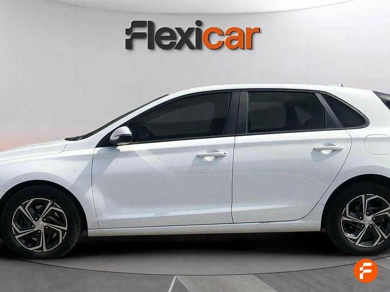 Usado Hyundai i30 116 CV (85 kW) 2021 Blanco Berlina