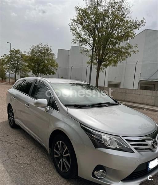 Usado Toyota Avensis Comfort 124 CV (91 kW) 2014 Gris / plata Familiar