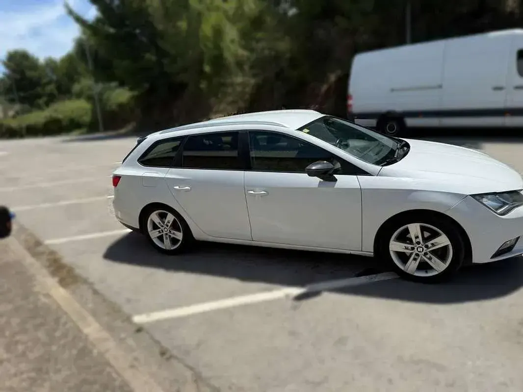 Usado Seat Leon ST Ecomotive 110 CV (80 kW) 2014 Blanco Familiar