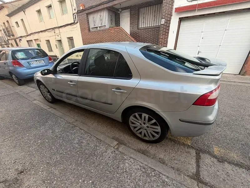 Usado Renault Laguna II Expression 110 CV (80 kW) 2002 Gris / plata Berlina