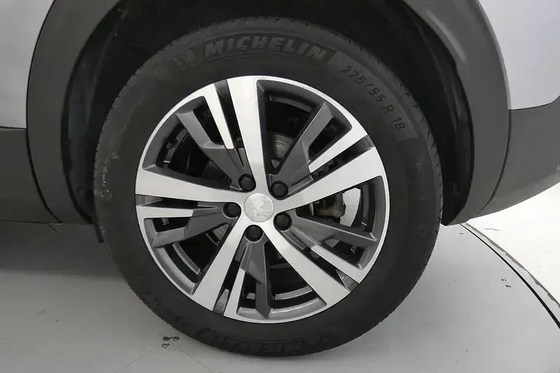 Usado Peugeot 3008 Allure 131 CV (96 kW) 2021 Gris SUV