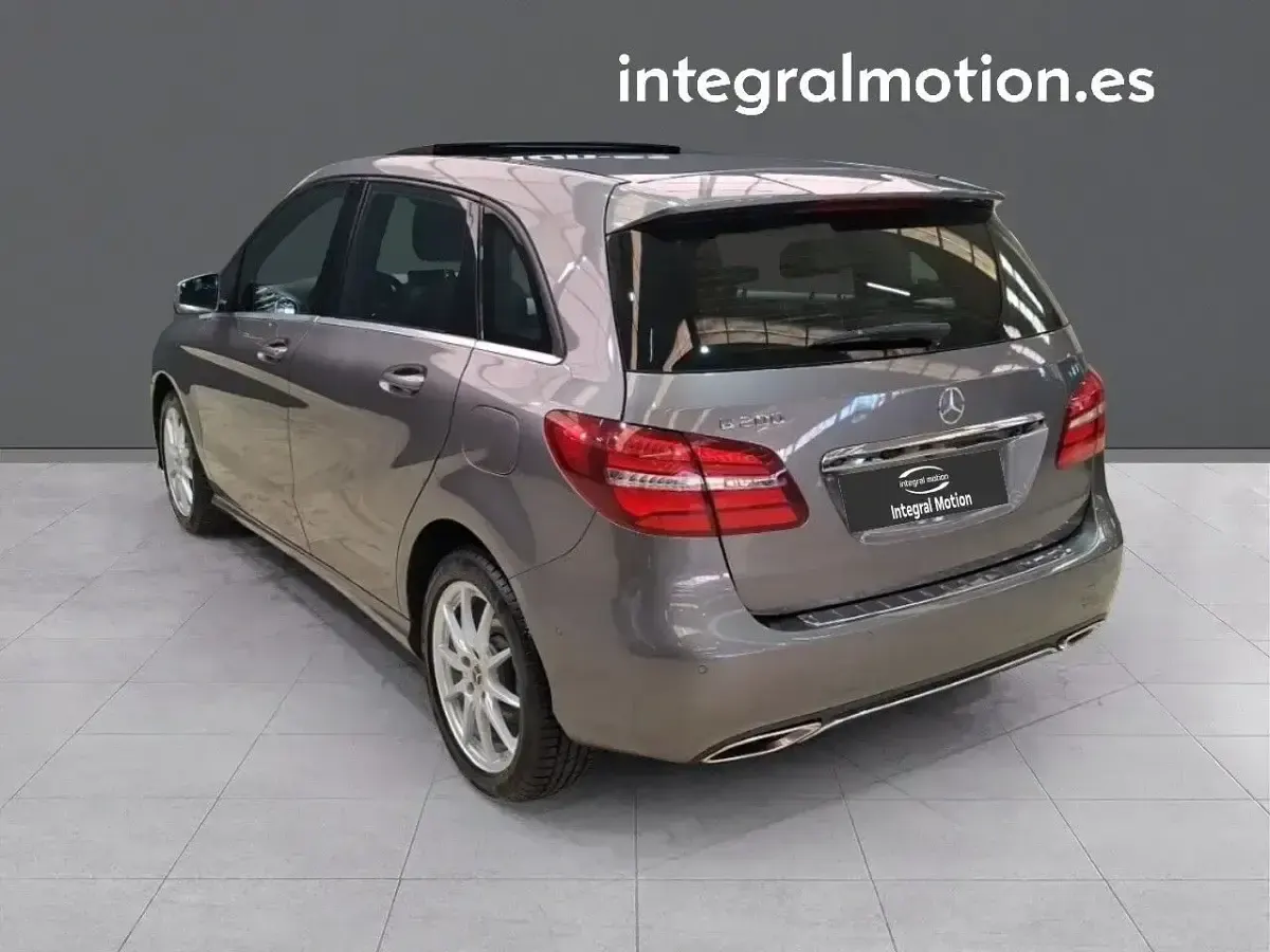 Usado Mercedes B200 156 CV (114 kW) 2017 Gris Utilitario