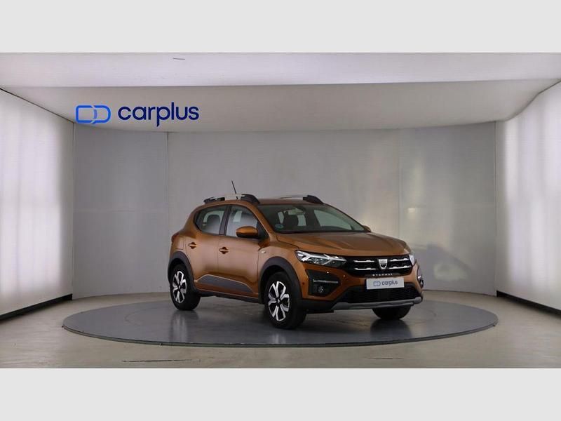 Usado Dacia Sandero Comfort 91 CV (66 kW) 2022 Naranja atacama (metalizado) Utilitario