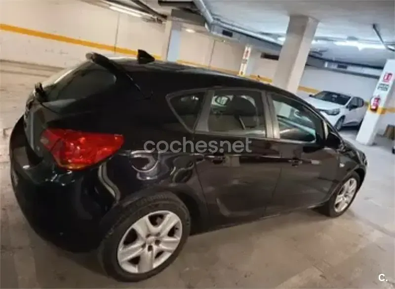 Usado Opel Astra Edition 110 CV (80 kW) 2011 Negro Familiar