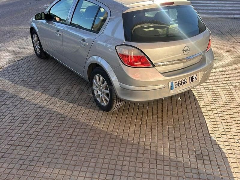 Usado Opel Astra Edition 80 CV (58 kW) 2004 Gris / plata Berlina