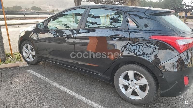 Usado Hyundai i30 90 CV (66 kW) 2013 Negro Berlina