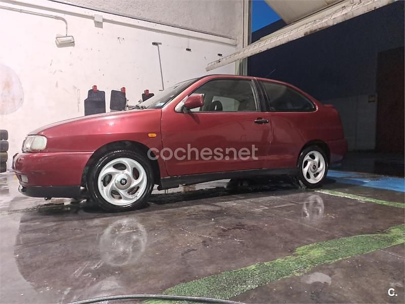 Usado Seat Cordoba 90 CV (66 kW) 1998 Granate Berlina